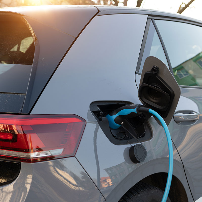 Elektroauto wird an der Wallbox geladen