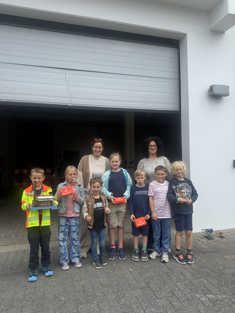 Catja Dyhr (DUA e.V.) und Biljana Dajic (SWR.) freuten sich gemeinsam über einen gelungenen Ferienspaß-Tag bei der SWR.. Spielerisch und mit zahlreichen Experimenten entdeckten die Kinder die spannende Welt der Energie.